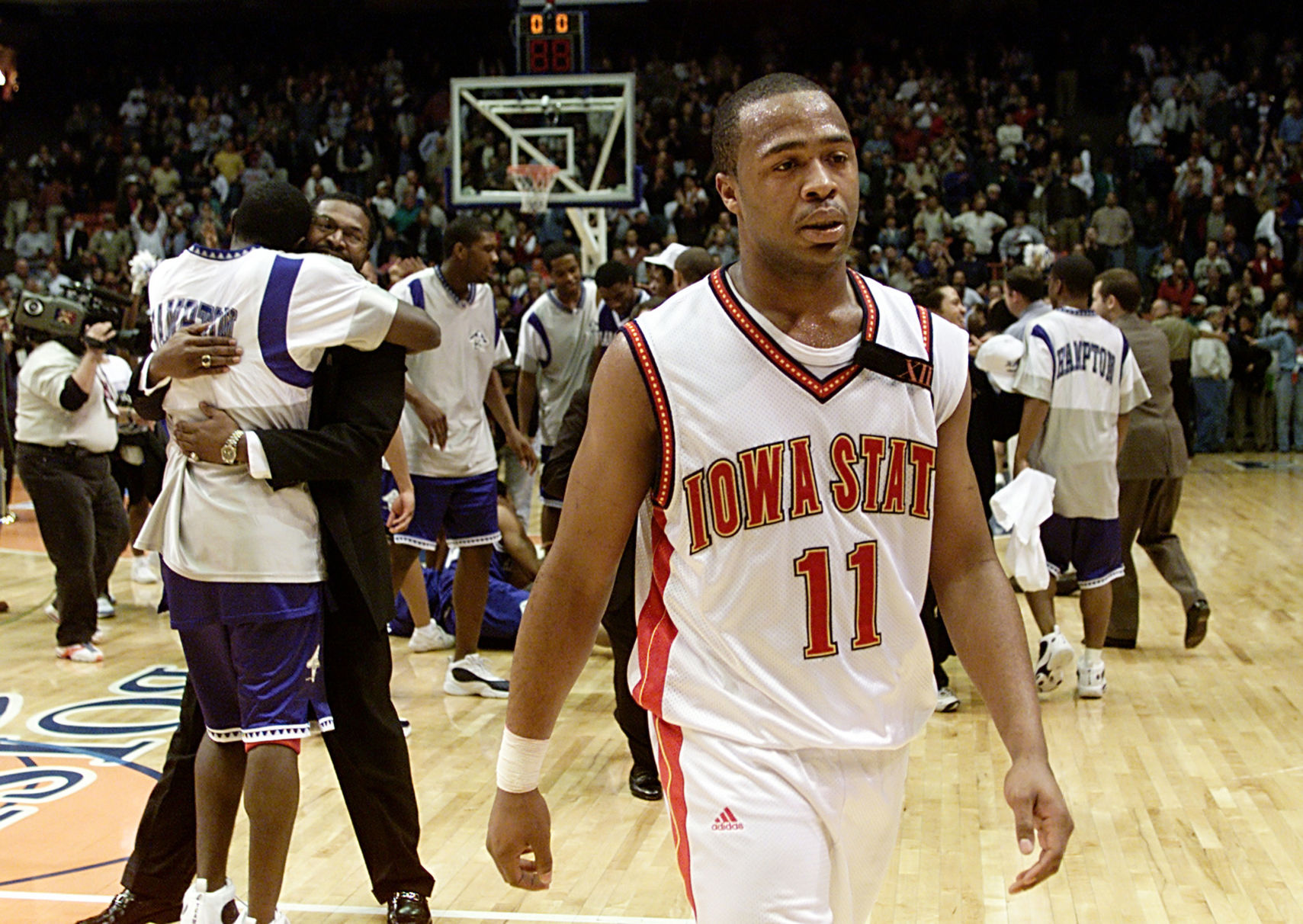 (15) Hampton 58 vs (2) Iowa State 57 -- March 15, 2001